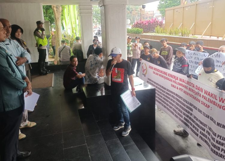 Massa aksi dari Perkumpulan SBC saat menyampaikan aspirasi dan tuntutan di Kantor Wako Palembang, Kamis (8/1/2026). (fornews.co/ist)
