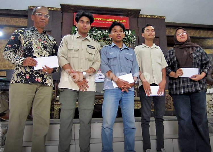 PERWAKILAN penerima donasi "Pray for Sumatra" dari KOSETA di galeri Sapto Hudoyo, Ahad siang, 4 Januari 2026. (foto fornews.co/adam)