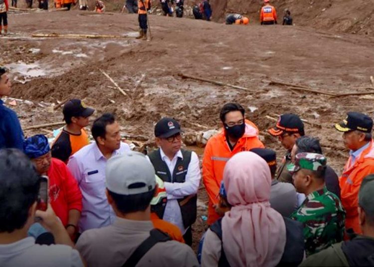 KEPALA Kepala BNPB Letjen TNI Dr. Suharyanto, S.Sos., M.M. (kanan, bertopi) dan Bupati bandung Barat Jeje Ritchie Ismail bersama BPBD membicarakan longsor di Bandung Bara, Senin (26/1/2026). (foto fornews.co/bnpb)