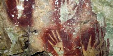 GAMBAR tangan prasejarah di gua Sulawesi diperkirakan berusia 67.800 tahun menjadi lukisan tertua yang pernah tercatat. (foto pribadi adhi agus oktaviana)