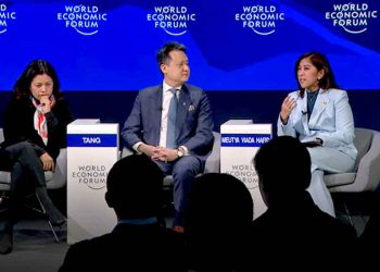 MENKOMDIGI Meutya Hafid (kanan) dalam sesi diskusi “Is ASEAN Moving Fast Enough?” pada World Economic Forum 2026 di Davos, Swiss, Kamis (22/1/2026). (foto fornews.co/komdigi)