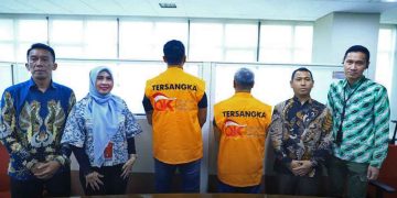 PENYERAHAN tersangka AAG dan APP dilakukan pada Kamis, 22 Januari 2026, setelah jaksa menyatakan berkas perkara lengkap atau P-21. Penanganan perkara resmi beralih dari penyidik OJK ke jaksa penuntut umum untuk tahap persidangan. (foto fornews.co/ojk)