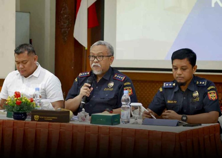 PELAKSANA Harian Kepala Kantor Bea Cukai Jogja (BEJO), Imam Sarjono, mengungkapkan pengawasan dan penindakan institusinya selama tahun 2025 dalam forum Media Gathering di Kantor BEJO, Selasa, 20 Januari 2026, yang diikuti perwakilan media online, cetak, radio, dan televisi. (foto fornews.co/bejo)