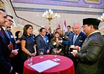 PRESIDEN Prabowo tampak sedang berbincang santai dengan Menteri Pendidikan Inggris serta perwakilan Russell Group, kelompok universitas terbaik di Inggris, Rabu, 21 Januari 2026. (foto fornews.co/setpres/muchlis jr)