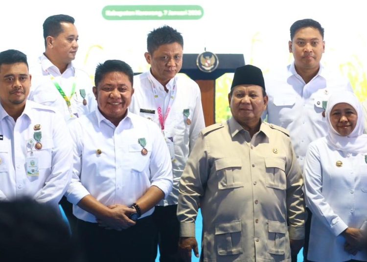 Presiden Prabowo Subianto bersama Gubernur Sumsel, Herman Deru, Bupati Banyuasin dan OKU Timur, usai mengumumkan keberhasilan swasembada pangan nasional, di Desa Kertamukti, Kabupaten Karawang, Jawa Barat, Rabu (7/1/2026). (fornews.co/ist)