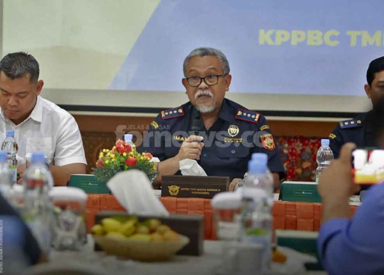 IMAM Sarjono, selaku Pelaksana Harian Kepala Kantor Bea Cukai Jogja (BEJO), saat memberikan keterangan dalam forum Media Gathering di Kantor Bea Cukai Jogja pada Selasa, 20 Januari 2026. (foto fornews.co/adam)