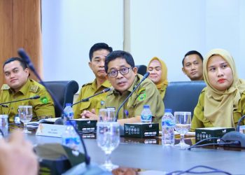 Dirut RSUD Siti Fatimah, dr Syamsuddin Isaac Surya Manggala dan jajaran, saat rapat Paparan Rencana Pengembangan Road to Sumsel Health Tourism di Ruang Rapat Gubernur Sumsel, Senin (12/1/2026). (fornews.co/ist)