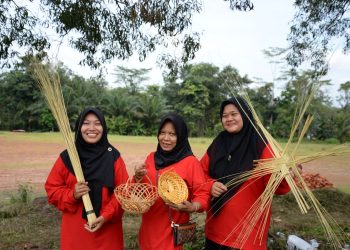 Anggota Kelompok Usaha Ekonomi Perempuan (KUEP) Srikandi Sumba Mandiri, Desa Sumber Agung, memanfaatkan limbah lidi sawit untuk dijadikan kerajinan. (fornews.co/ist)