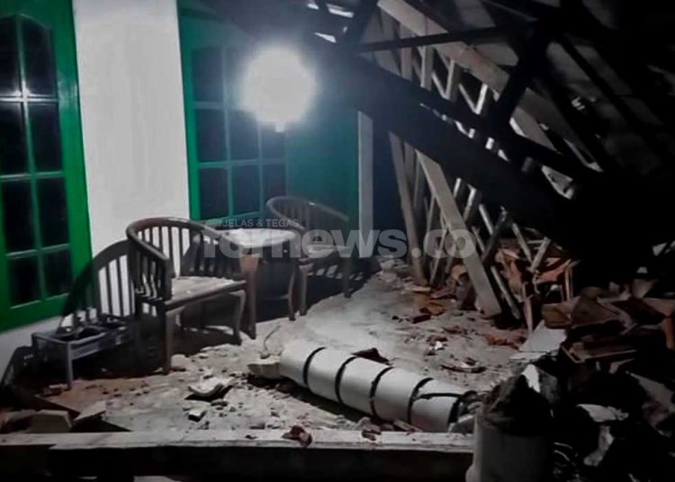 SALAH satu teras rumah milik warga Peden, Ploso, Kecamatan Pacitan, Kabupaten Pacitan, Jawa Timur, ambruk saat gempa terjadi pada Jum'at dini hari, 6 Februari 2026.  (foto fornews.co/tim fnc)