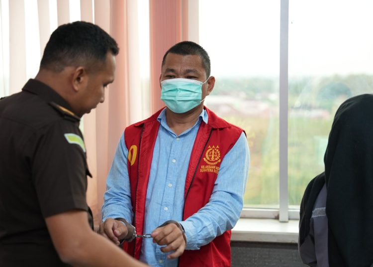 Direktur Utama PT KMM, DJ langsung ditahan setelah resmi ditetapkan sebagai tersangka oleh Kejati Sumsel terkait kasus dugaan korupsi pendistribusian semen di wilayah Sumsel, usai menjalani pemeriksaan di Kantor Kejati Sumsel, Senin (2/9/2026). (fornews.co/foto: ist)
