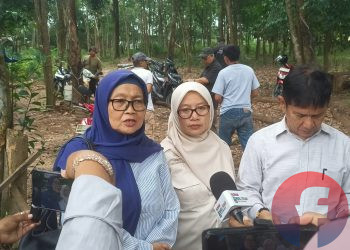 Kuasa Hukum Ibrahim dan Syarkowi, Sulastrianah, SH saat memberi keterangan kepada awak media, usai sidang perlawanan eksekusi di kawasan Kelurahan Talang Kelapa, Kecamatan Alang-Alang Lebar, Palembang, Rabu (18/2/2026). (fornews.co/foto: Sidratul Muntaha)
