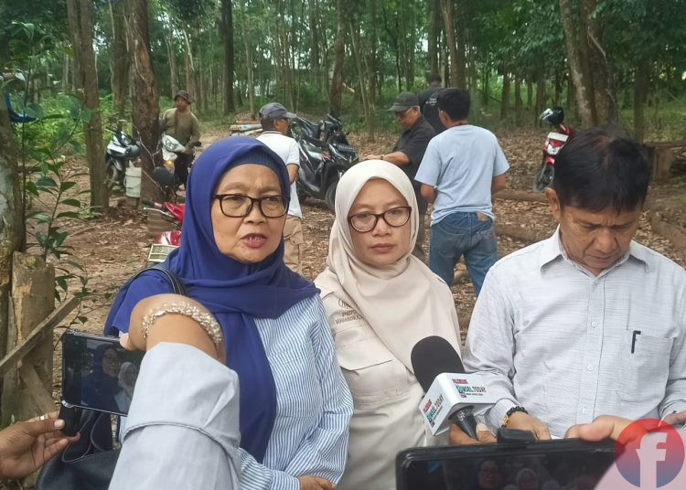 Kuasa Hukum Ibrahim dan Syarkowi, Sulastrianah, SH saat memberi keterangan kepada awak media, usai sidang perlawanan eksekusi di kawasan Kelurahan Talang Kelapa, Kecamatan Alang-Alang Lebar, Palembang, Rabu (18/2/2026). (fornews.co/foto: Sidratul Muntaha)