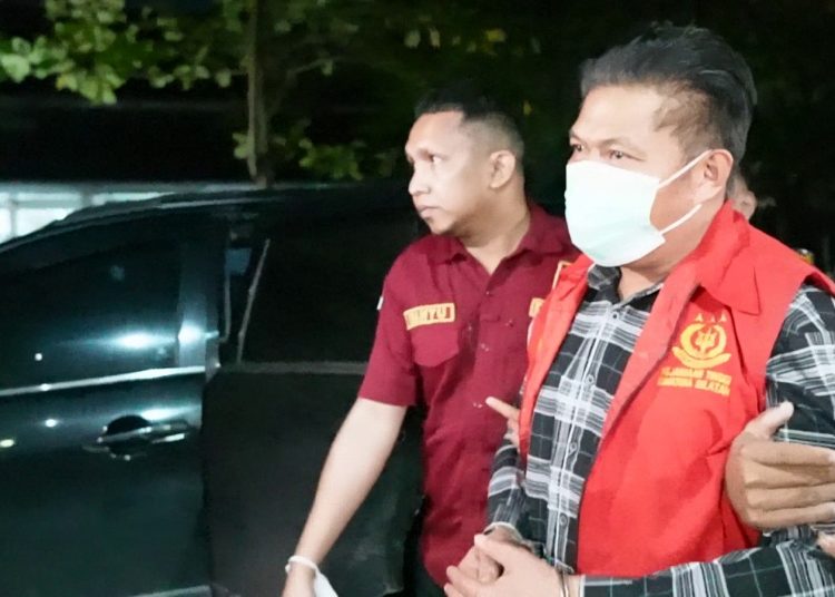 Anggota DPRD Muara Enim, KT dan anaknya, RA, usai di tangkap tim penyidik dan di bawa ke Kantor Kejati Sumsel, Rabu (18/2/2026). (fornews.co/foto: ist)
