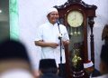 Gubernur Sumsel Herman Deru mengajak seluruh jemaah di Masjid Raudhatul Ulum, Makodam II/Sriwijaya untuk mendoakan almarhum Alex Noerdin pada Pengajian Ramadan 1447 H, Rabu (25/2/2026) malam. (fornews.co/foto: ist)