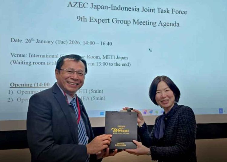 DEPUTY Commissioner for International Affairs METI Jepang, Ueno Asako dan Raden Pardede selaku Ketua Kelompok Ahli Satgas AZEC sekaligus Ketua Delegasi Indonesia, di venue room, METI Jepang, 26 Januari 2026. (foto fornews.co/ekon)