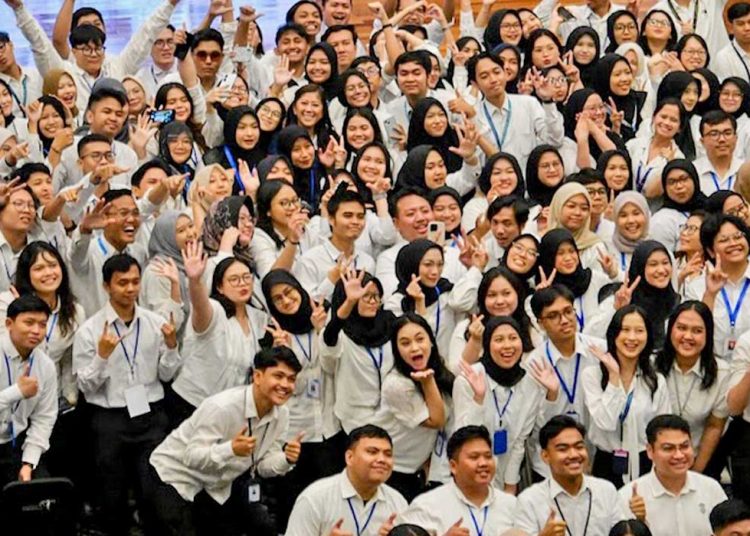 MENTERI Komunikasi dan Digital, Meutya Hafid, bersama 302 Talenta Generasi AI dan Penjaga Siber foto bersama di Town Hall Meeting, Gedung Sapta Pesona, Jakarta Pusat, Jum'at, 13 Februari. (foto fornews.co/komdigi)