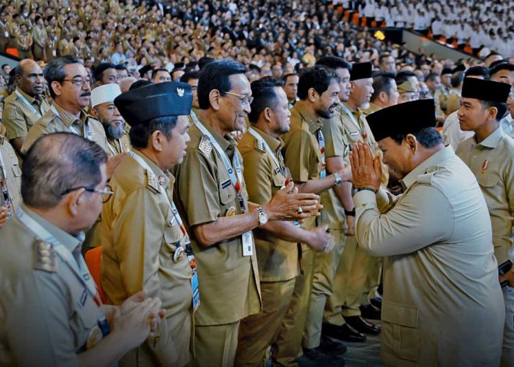 PRESIDEN Republik Indonesia terlihat seakan menyembah Raja Jogja, Sri Sultan Hamengku Buwana dalam pembukaan Rakornas 2026 di Sentul International Convention Center (SICC), Kabupaten Bogor, Jawa Barat, pada Senin, 2 Februari. (foto fornews.co/pemrov diy)