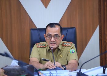 Sekda Sumsel, Edward Candra saat memimpin rapat tindak lanjut pembahasan usulan kenaikan nilai hibah bantuan keuangan kepada parpol untuk Tahun Anggaran 2027, di Ruang Rapat Sekda, Senin (23/2/2026). (fornews.co/foto: ist)