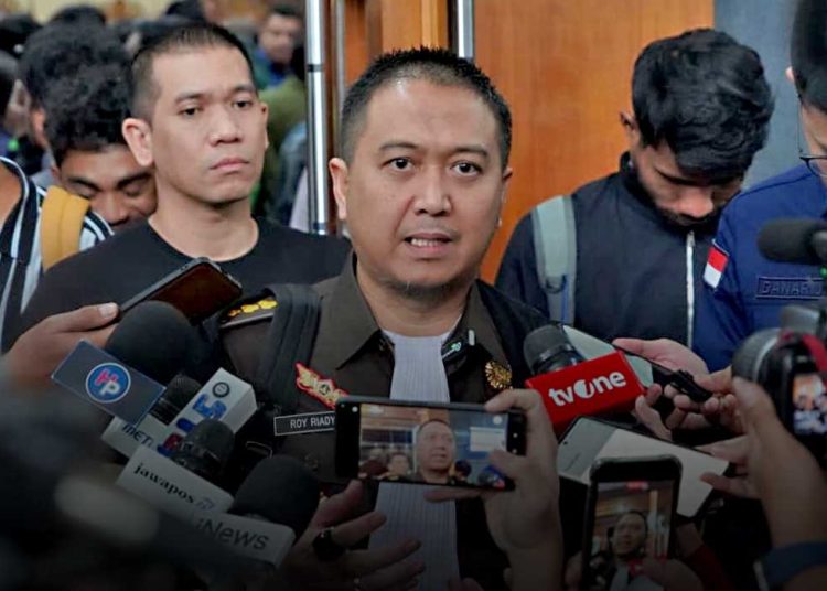 JAKSA Penuntut Umum Roy Riadi memberikan keterangan resmi kepada awak media terkait Skandal Chromebook, pada Selasa, 10 Februari 2026. (foto fornews.co/kejaksaan ri)