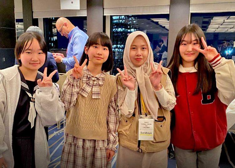 MEWAKILI Indonesia, Revalina Fernanda, siswi SMPN 1 Surabaya (berkerudung) dikirim ke Jepang untuk mengikuti Tokyo Global Forum on Children (TGFC) 2026 tanggal 4–6 Februari 2026. (foto fornews.co/pemkot surabaya)