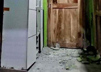 DINDING rumah milik salah satu warga Kabupaten Pacitan rontok setelah digoyang gempa berkekuatan M6,4 pada Jum'at dini hari, 6 Februari 2026. (foto fornews.co/bpbd pacitan)