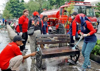 PETUGAS Damkar Kota Jogja turut membersihkan pedestrian Malioboro, Jum;at, 6 Februari. (foto fornews.co/pemkot jogja)