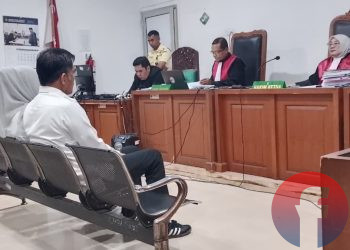 Mantan Wawako Palembang dan mantan Ketua PMI Kota Palembang, Fitrianti Agustinda dan Dedi Sipriyanto, saat mendengar Majelis Hakim membacakan amar putusan di PN Tipikor Palembang, Rabu (4/2/2026). (fornews.co/foto:Sidratul Muntaha)