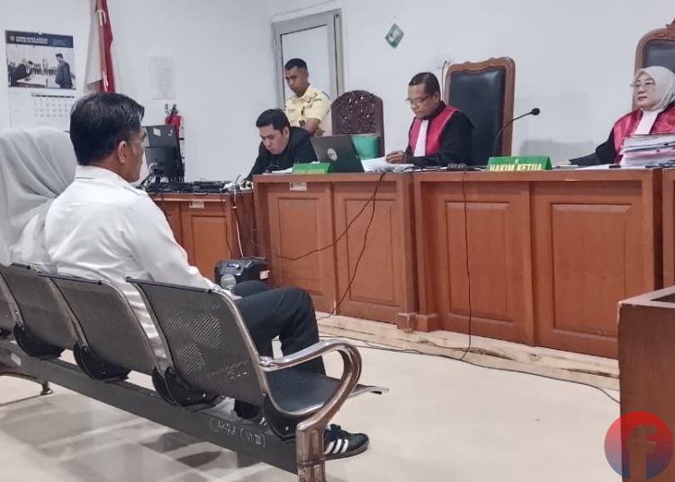 Mantan Wawako Palembang dan mantan Ketua PMI Kota Palembang, Fitrianti Agustinda dan Dedi Sipriyanto, saat mendengar Majelis Hakim membacakan amar putusan di PN Tipikor Palembang, Rabu (4/2/2026). (fornews.co/foto:Sidratul Muntaha)