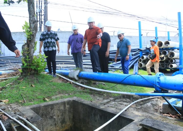 Gubernur Sumsel Herman Deru, saat meninjau kondisi peralatan dan proses pengolahan air di PT TSM di Palembang, Sabtu (28/2/2026). (fornews.co/foto: ist)