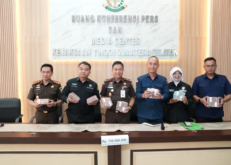 Pihak Kejati Sumsel, menunjukan uang senilai Rp750.000.000 dari terdakwa Harnojoyo, di Kantor Kejati Sumsel, Kamis (19/2/2026). (fornews.co/foto: ist)