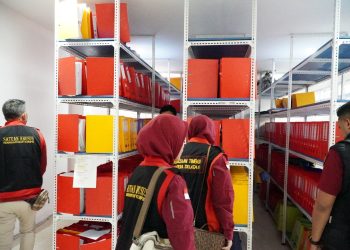 Tim penyidik Kejati Sumsel melakukan penggeledahan Kantor PT Jamkrindo Cabang Palembang, di Jalan Kapten A Rivai 26 Ilir Kecamatan Ilir Barat I Kota Palembang, Rabu (25/2/2026). (fornews.co/foto: ist)