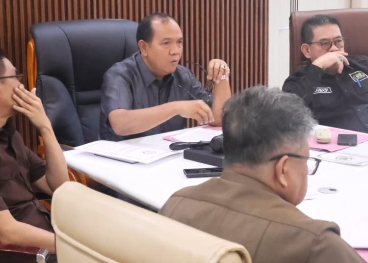 Ketua DPRD Muba Afitni Junaidi Gumay (tengah), saat memimpin RDP bersama Pemkab Muba membahas percepatan penyelesaian permasalahan batas wilayah antara Kabupaten Muba dengan Muratara, di Ruang Rapat Ketua DPRD Muba, Senin (23/2/2026). (fornews.co/foto: ist)