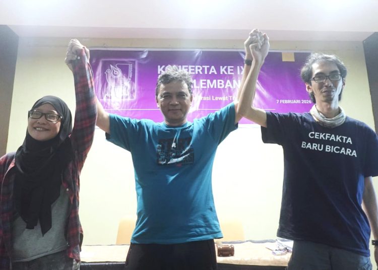 Sekretaris Jenderal AJI Indonesia Bayu Wardhana, bersama pasangan RM Resha A Usman-Nefri Inge sebagai Ketua dan Sekretaris AJI Kota Palembang periode 2026-2029, hasil Konferta ke IX AJI Kota Palembang di Grand Atyasa Palembang, Sabtu (7/2/2026) kemarin. (fornews.co/ist)