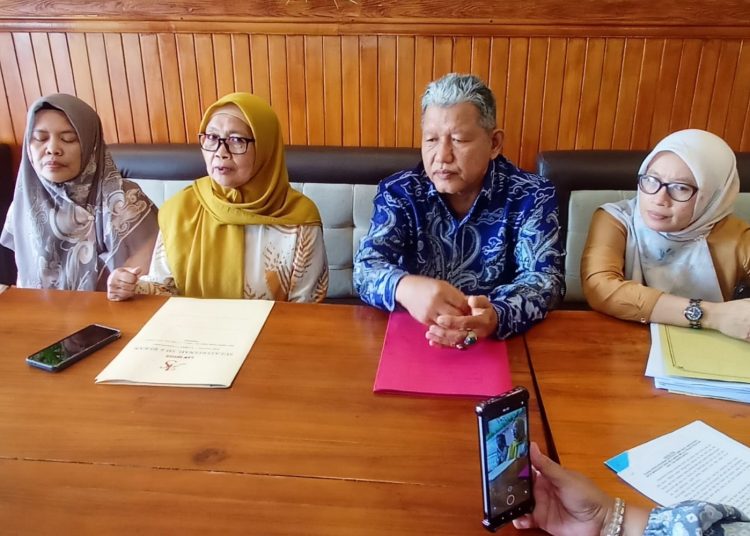 Sulastrianah, SH dan rekan-rekan, selaku Kuasa Hukum Ibrahim dan Syarkowi, saat memberikan keterangan kepada awak media, di Palembang, Selasa (10/2/2026). (fornews.co/foto: Sidratul Muntaha)