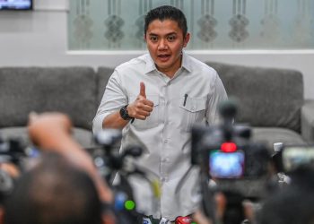 Seskab Teddy Indra Wijaya saat memberi keterangan pers kepada awak media di lingkungan Istana Kepresidenan Jakarta, Jumat (27/2/2026). (fornews.co/Foto: ist)