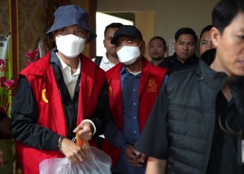 Dua mantan petinggi di PT Semen Baturaja Tbk, saat tiba di Kantor Kejati Sumsel dan setelah itu langsung dilakukan penahanan di Rutan Kelas IA Palembang, Kamis (19/2/2026). (fornews.co/ist)