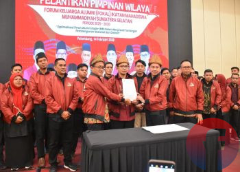 Ketua PW Fokal IMM Sumsel periode 2025-2030, Ruspanda Karibullah ST serah terima dengan pengurus lama, disela momen pelantikan jajaran pengurus di Wyndham Opi Hotel Palembang, Sabtu (14/02/2026). (fornews.co/foto: ist)