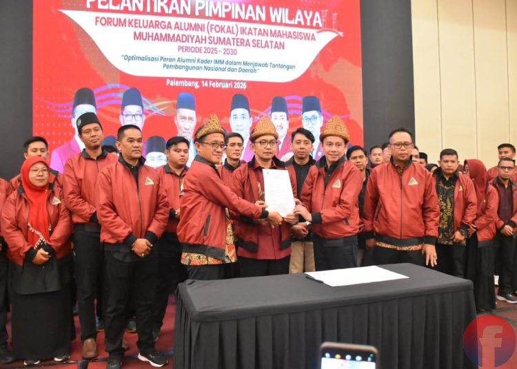 Ketua PW Fokal IMM Sumsel periode 2025-2030, Ruspanda Karibullah ST serah terima dengan pengurus lama, disela momen pelantikan jajaran pengurus di Wyndham Opi Hotel Palembang, Sabtu (14/02/2026). (fornews.co/foto: ist)