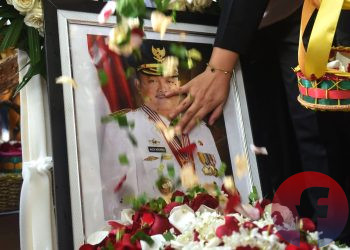 Gubernur Sumsel periode 2008–2018, Alex Noerdin yang dikenal dengan Bapak Pelopor Sekolah Gratis usai dimakamkan di peristirahatan terakhir di TPU Kebun Bunga, Palembang, Kamis (26/02/2026). (fornews.co/foto: Mushaful Imam)