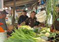 Tim intelijen Kejari Lubuklinggau bersama tim dari Disperindag Lubuklinggau saat memantau harga bahan pokok di sejumlah kios Pasar Inpres, Selasa (24/2/2026). (fornews.co/foto: ist)