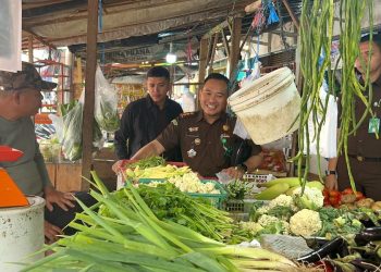 Tim intelijen Kejari Lubuklinggau bersama tim dari Disperindag Lubuklinggau saat memantau harga bahan pokok di sejumlah kios Pasar Inpres, Selasa (24/2/2026). (fornews.co/foto: ist)