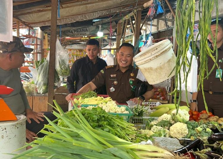 Tim intelijen Kejari Lubuklinggau bersama tim dari Disperindag Lubuklinggau saat memantau harga bahan pokok di sejumlah kios Pasar Inpres, Selasa (24/2/2026). (fornews.co/foto: ist)