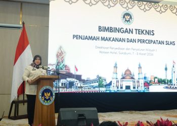 Direktur Penyediaan dan Penyaluran Wilayah II, Dr Nurjaeni, SSi, MSR saat berbicara pada Bimtek penjamah makanan Program MBG di Ballroom Horizon Hotel, Sukabumi, Sabtu (8/3/2026). (fornews.co/foto: ist)