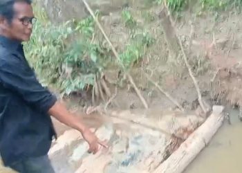 Aliran sungai di sekitar wilayah Belani, Muratara diduga tercemar tumpahan minyak dari Oil Storage Tank PT SRMD sejak 1 Maret 2026 lalu. (fornews.co/foto: ist)