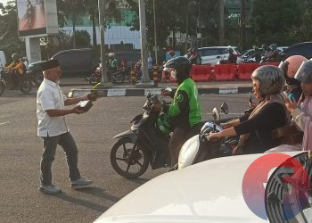 Momen pengurus POBSI Sumsel membagikan takjil di Simpang Lima DPRD Sumsel, Rabu (11/3/2026). (fornews.co/foto: Sidratul Muntaha)