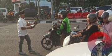 Momen pengurus POBSI Sumsel membagikan takjil di Simpang Lima DPRD Sumsel, Rabu (11/3/2026). (fornews.co/foto: Sidratul Muntaha)