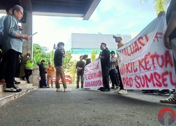 Ketua Komisi IV DPRD Sumsel dan anggota Badan Anggaran (Banggar), M Yansuri, saat berbicara dihadapan massa Generasi Muda Institut di halaman Gedung DPRD Sumsel, Kamis (12/3)2026). (fornews.co/foto: Sidratul Muntaha)