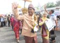 Peserta tradisi budaya Midang Morge Siwe saat unjuk aksi di pelataran Pantai Love, Sungai Sungai Komering, Kayuagung, Senin (23/03/2026). (fornews.co/ist)