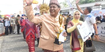 Peserta tradisi budaya Midang Morge Siwe saat unjuk aksi di pelataran Pantai Love, Sungai Sungai Komering, Kayuagung, Senin (23/03/2026). (fornews.co/ist)