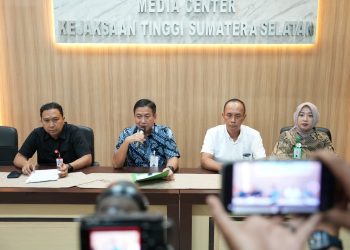 Tim penyidik Kejati Sumsel saat memberikan keterangan pers kepada awak media di Kantor Kejati Sumsel, Palembang, Jumat (27/3/2026). (fornews.co/foto: ist)